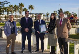 El presidente del Puerto de Algeciras, el director general y el equipo del Área de Desarrollo Sostenible con el certificado PERS.